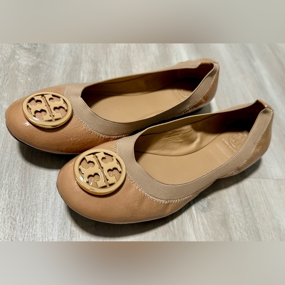 Tory Burch Caroline Nude Tan Patent Leather Ballerina Flats Sleepies Logo Size 8